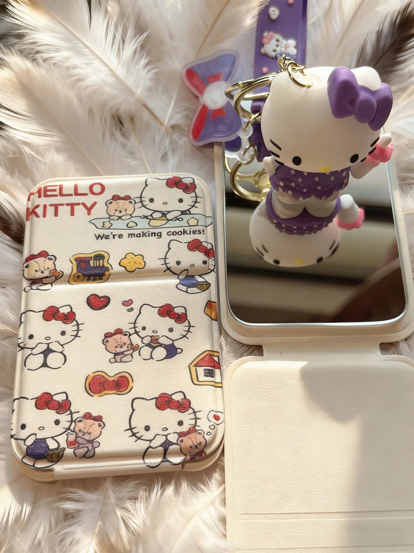 Carry-on portable cartoon Hello Kitty makeup mirror mini folding mirror good-looking cute mirror small mirror kawaii