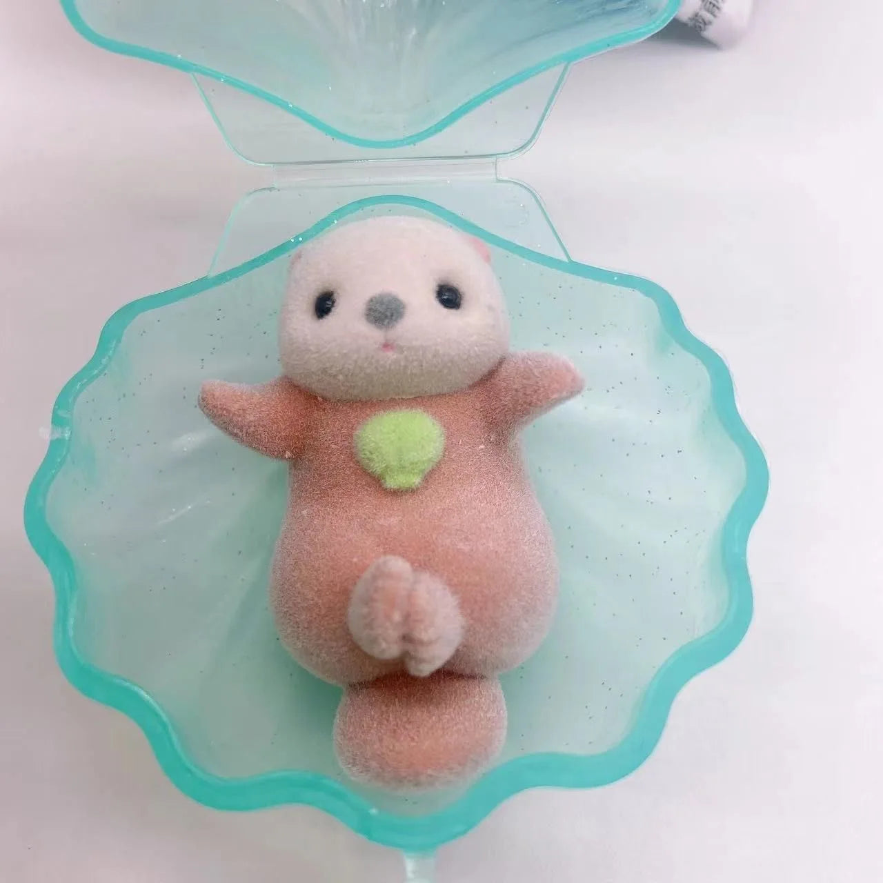 Gashapon Capsule Toy Kawaii Flocking Hand in Hand Otter Shell Animals Figures Model Toys Desktop Decoratoion Ornament Kids Gifts